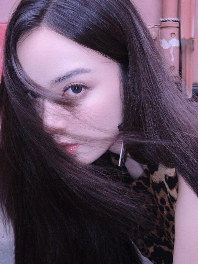 娜扎穿豹纹露背裙拍写真 眼神撩人诠释野性美感