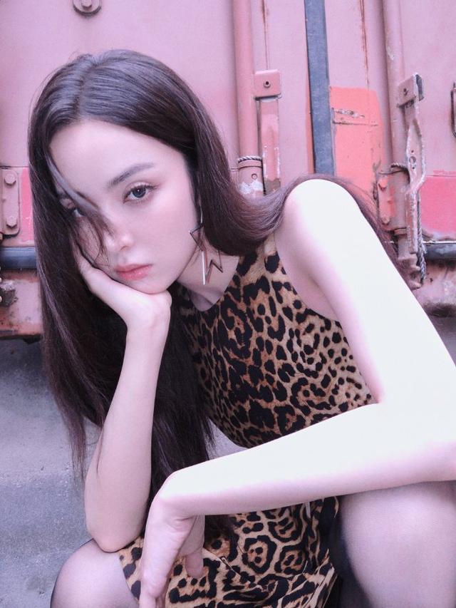 娜扎穿豹纹露背裙拍写真 眼神撩人诠释野性美感