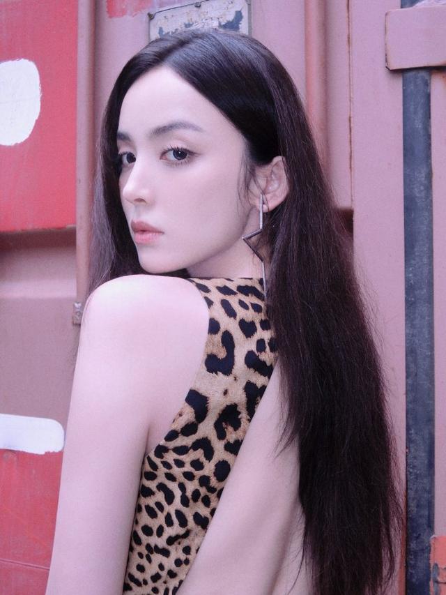 娜扎穿豹纹露背裙拍写真 眼神撩人诠释野性美感