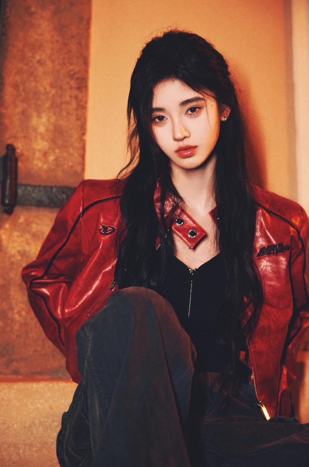 鞠婧祎穿红皮衣又酷又甜 夜色下难掩美貌