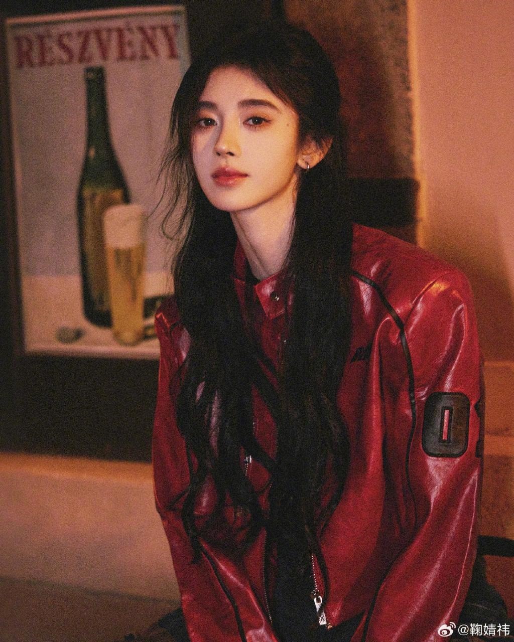 鞠婧祎穿红皮衣又酷又甜 夜色下难掩美貌