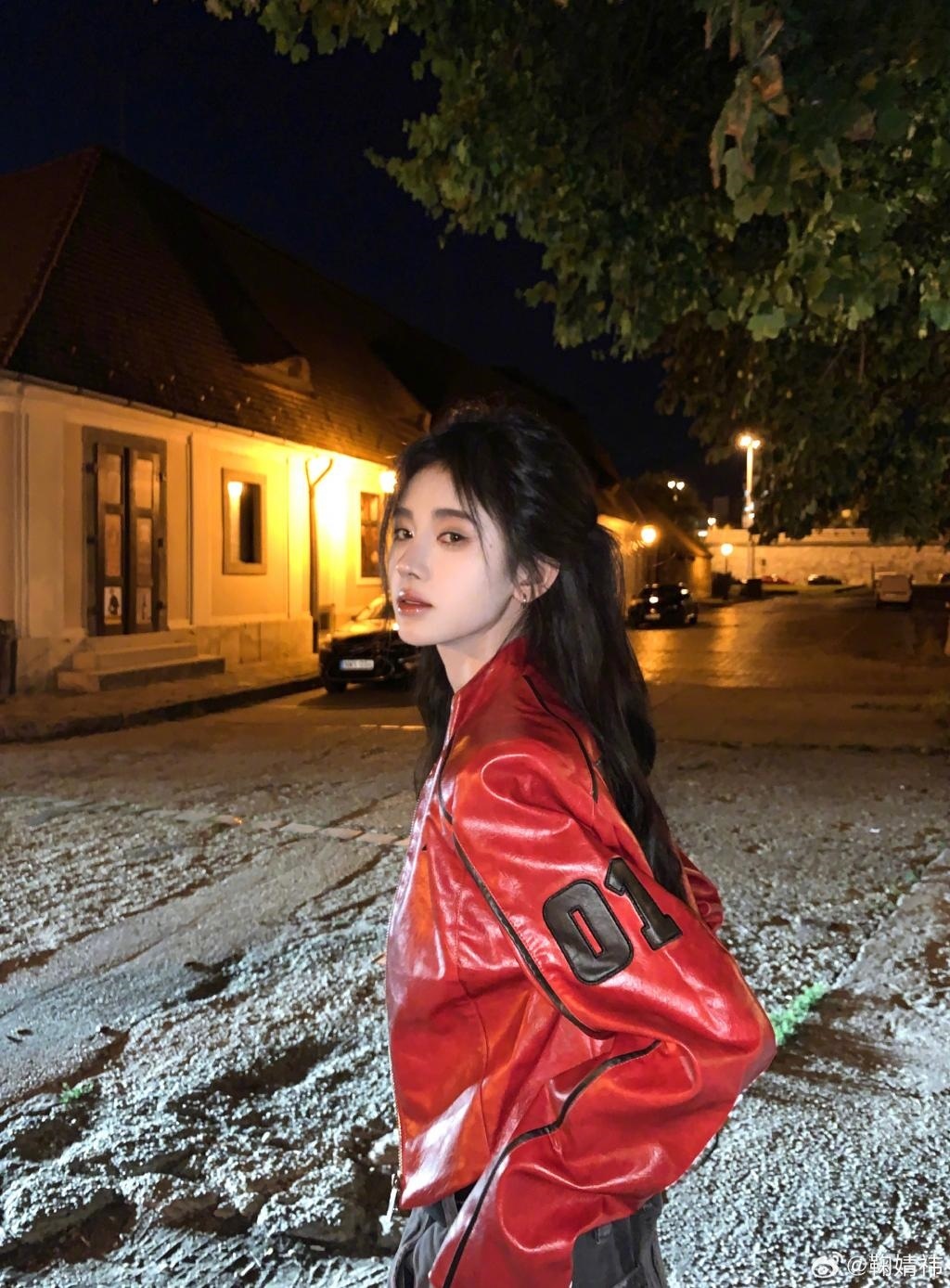 鞠婧祎穿红皮衣又酷又甜 夜色下难掩美貌