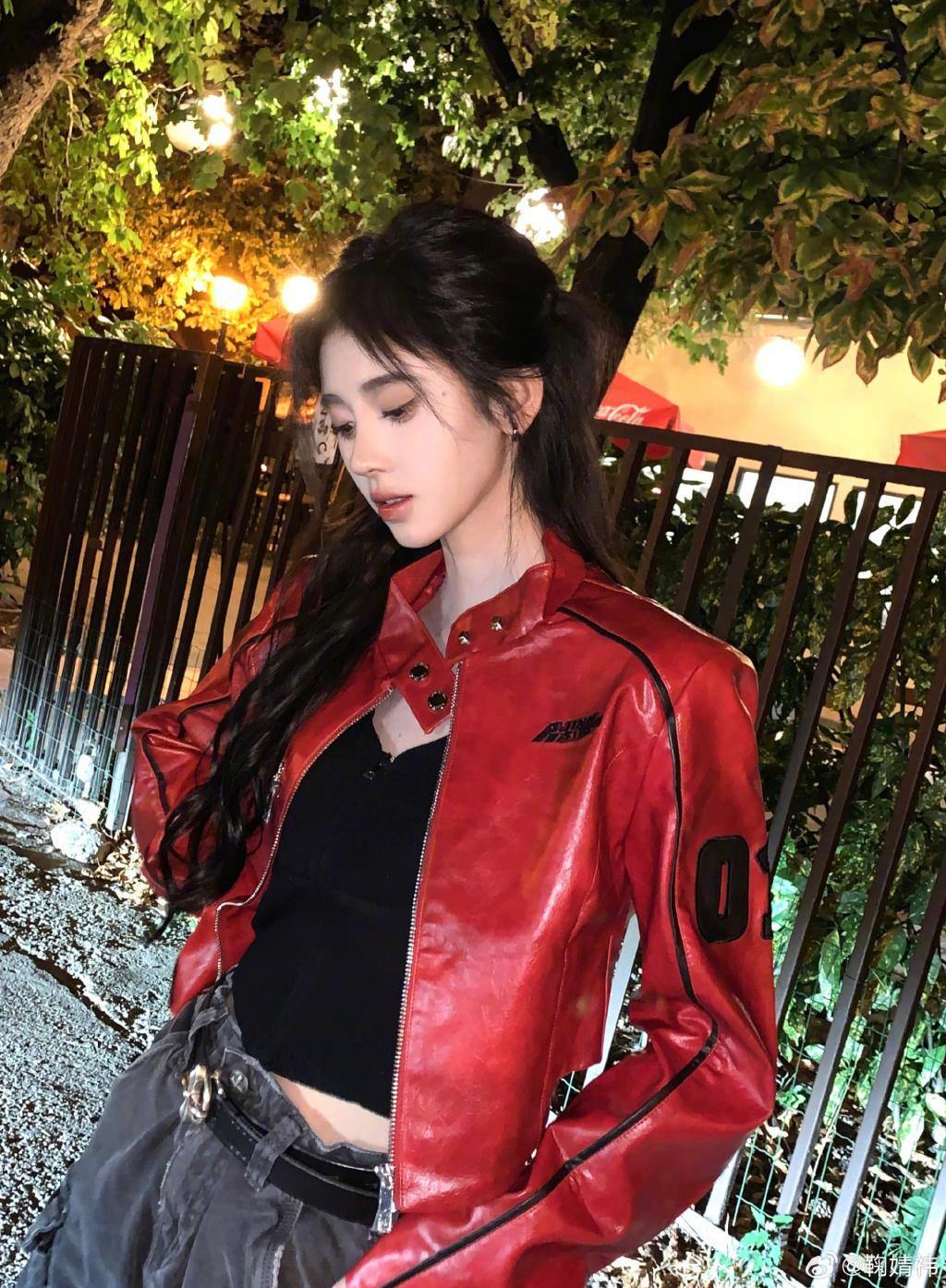 鞠婧祎穿红皮衣又酷又甜 夜色下难掩美貌