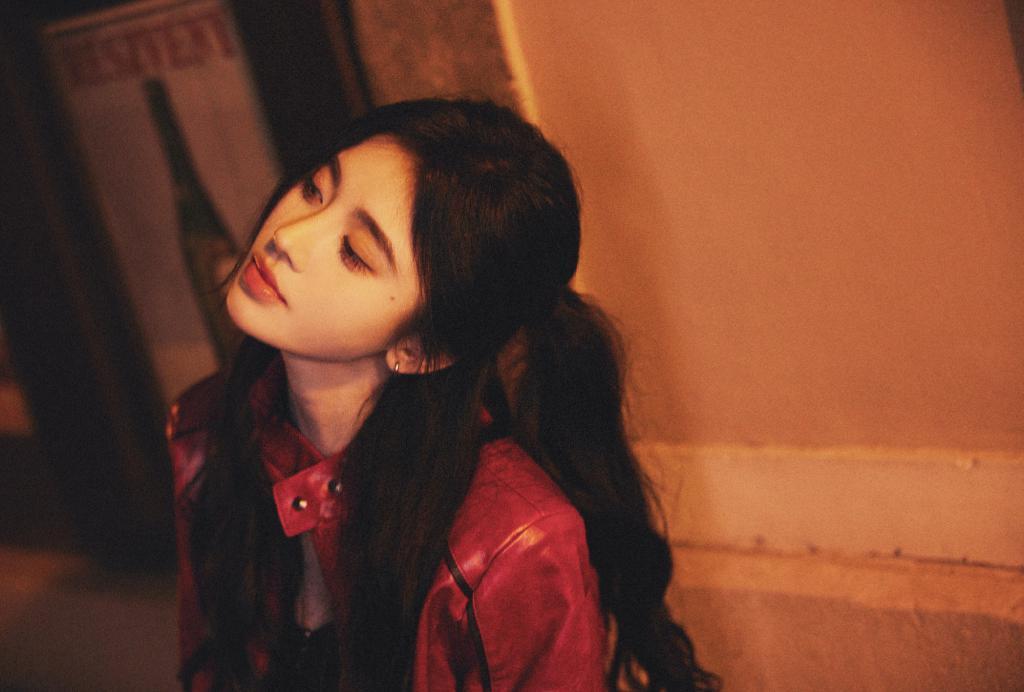 鞠婧祎穿红皮衣又酷又甜 夜色下难掩美貌