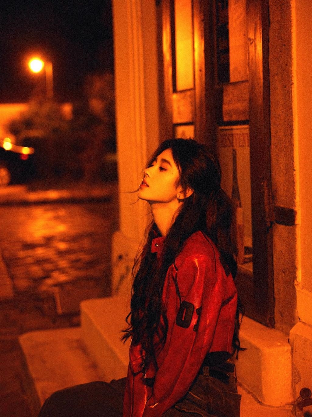 鞠婧祎穿红皮衣又酷又甜 夜色下难掩美貌