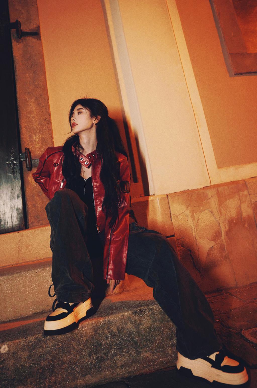 鞠婧祎穿红皮衣又酷又甜 夜色下难掩美貌