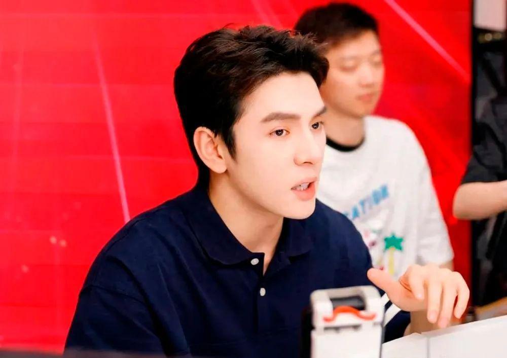 李佳琦哭着道歉3天后，直播间又挤满了人