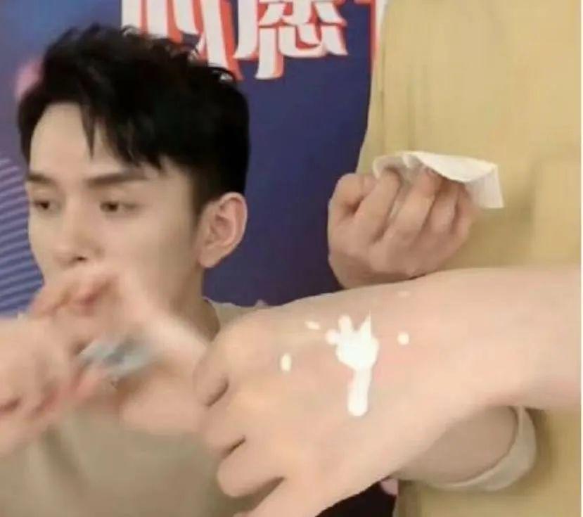 李佳琦哭着道歉3天后，直播间又挤满了人