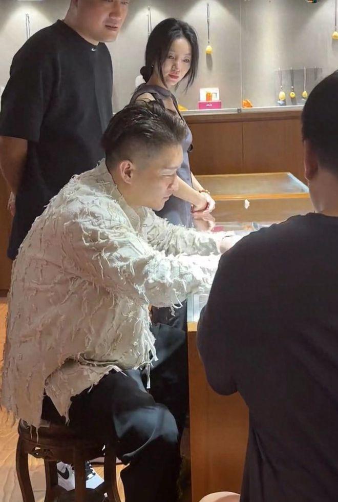 曹云金和擦边女网红外出，现身古玩店排场大，进店忙询价