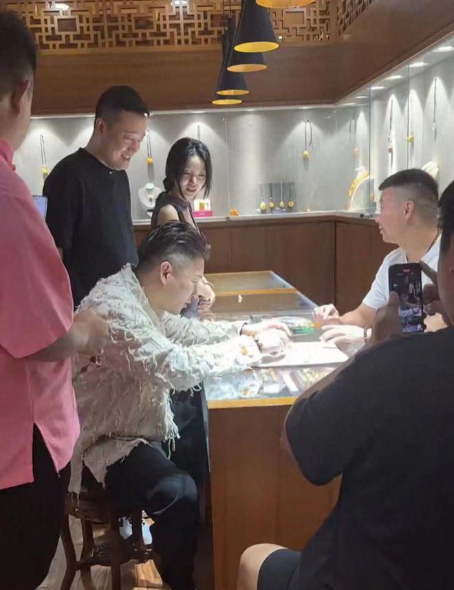 曹云金和擦边女网红外出，现身古玩店排场大，进店忙询价