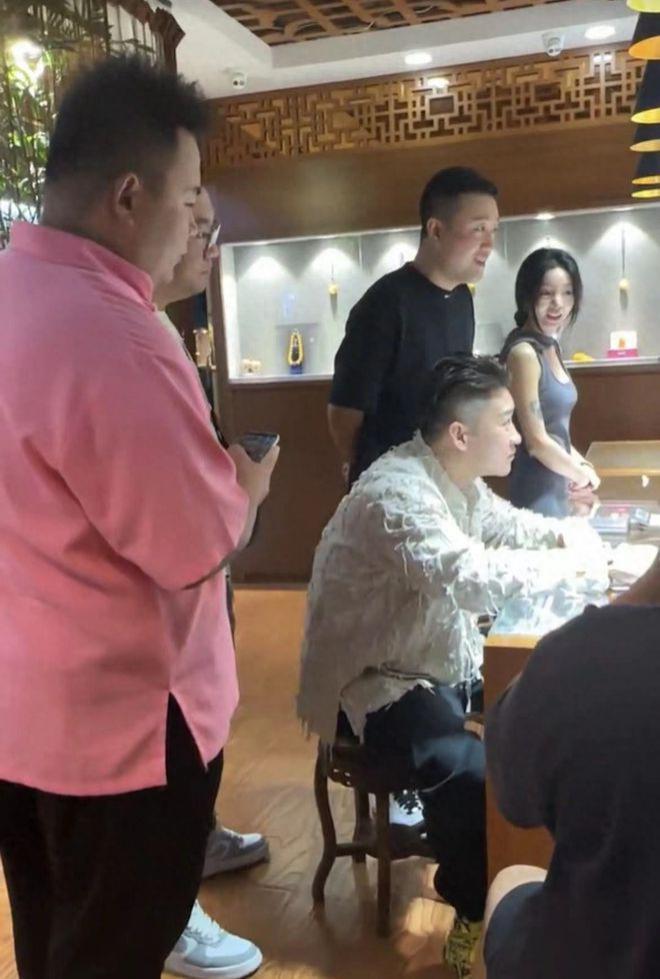 曹云金和擦边女网红外出，现身古玩店排场大，进店忙询价