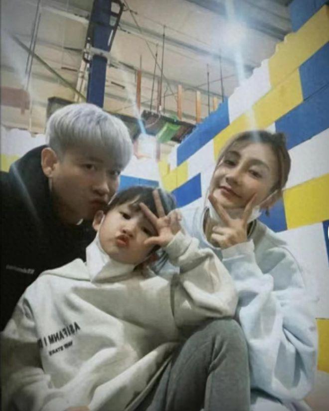 曹云金和擦边女网红外出，现身古玩店排场大，进店忙询价