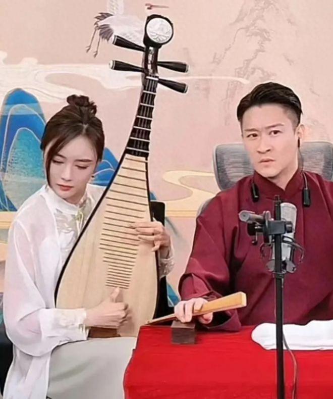 曹云金和擦边女网红外出，现身古玩店排场大，进店忙询价