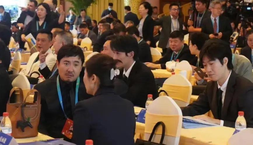 众星出席北京文化论坛，张颂文升咖坐C位，沈腾朱一龙同框