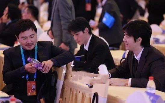 众星出席北京文化论坛，张颂文升咖坐C位，沈腾朱一龙同框