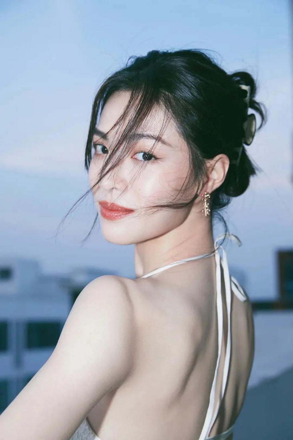 服了,她的每一任男友都好帅……