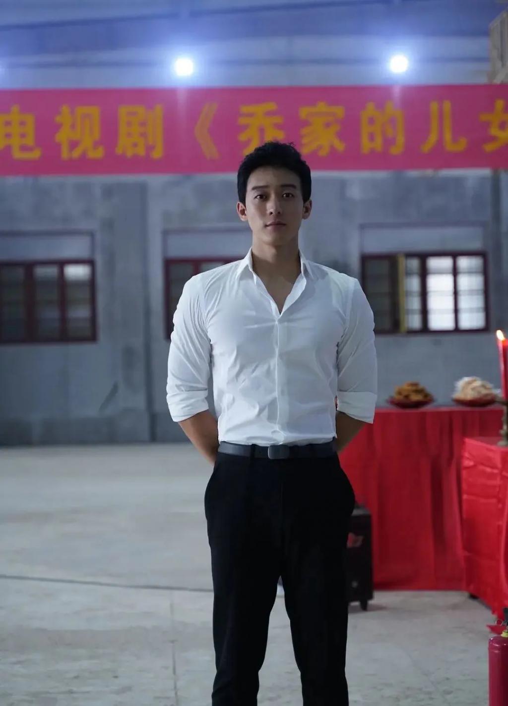 服了,她的每一任男友都好帅……