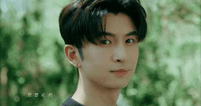 服了,她的每一任男友都好帅……
