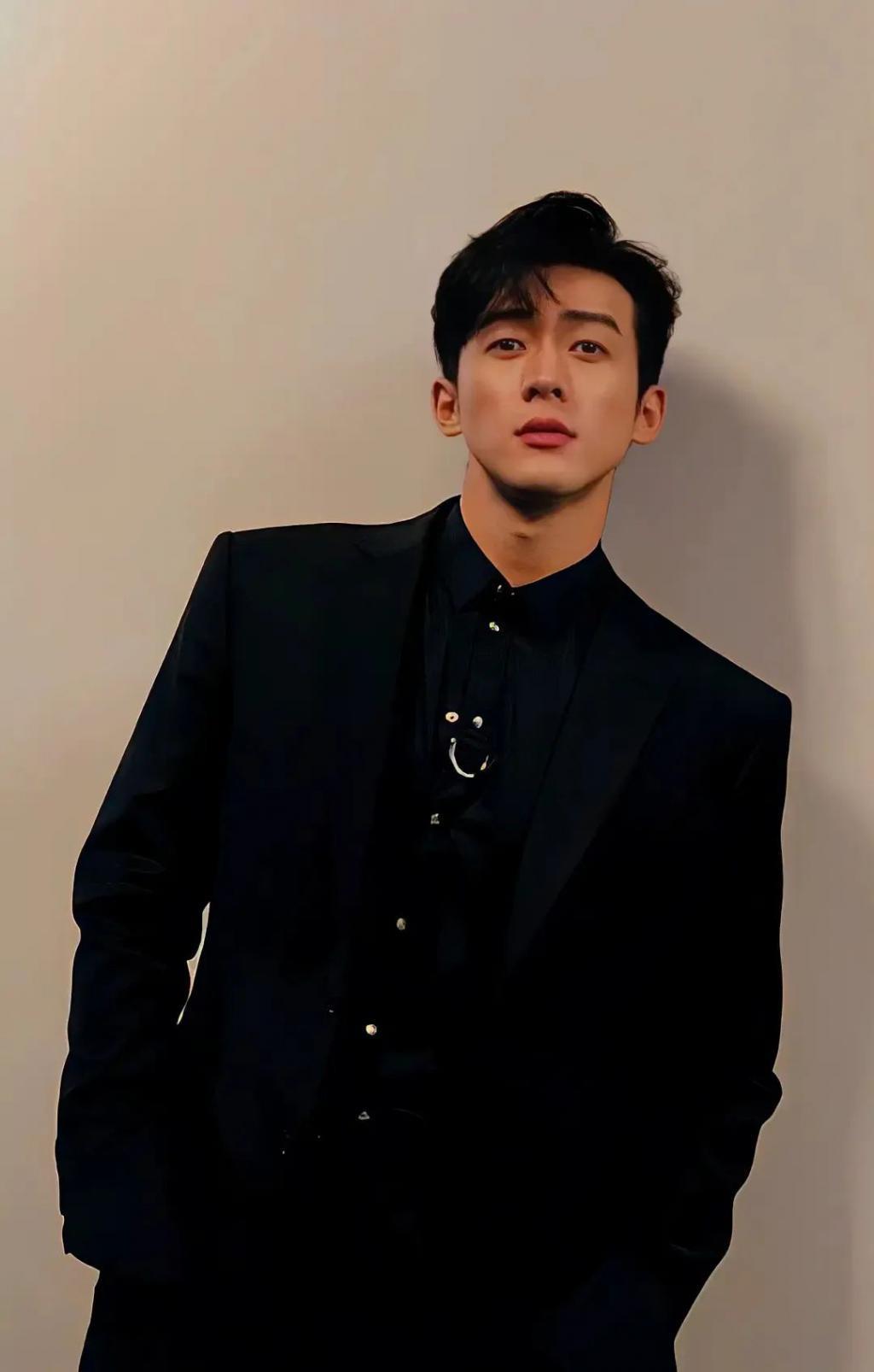 服了,她的每一任男友都好帅……
