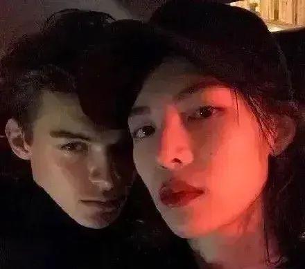 服了,她的每一任男友都好帅……