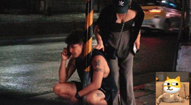 欧弟深夜买醉，蹲路边抱柱子显凄惨，前妻刚被拍与小鲜肉暧昧