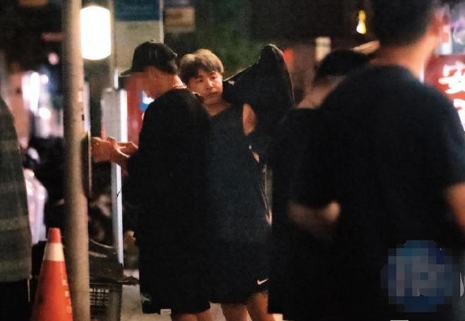 欧弟深夜买醉，蹲路边抱柱子显凄惨，前妻刚被拍与小鲜肉暧昧