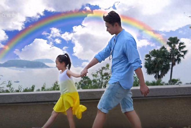 欧弟深夜买醉，蹲路边抱柱子显凄惨，前妻刚被拍与小鲜肉暧昧