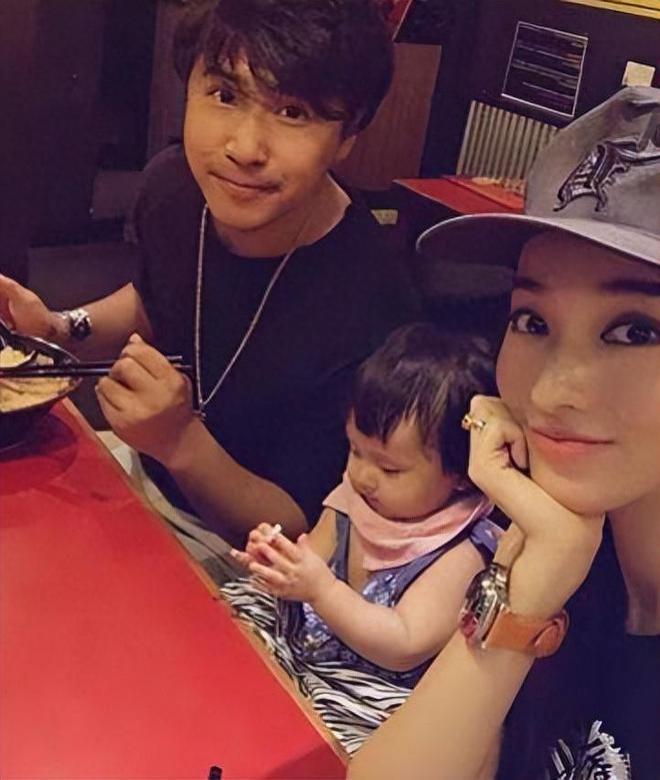 欧弟深夜买醉，蹲路边抱柱子显凄惨，前妻刚被拍与小鲜肉暧昧