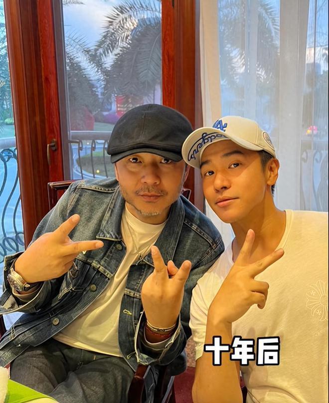 欧弟深夜买醉，蹲路边抱柱子显凄惨，前妻刚被拍与小鲜肉暧昧