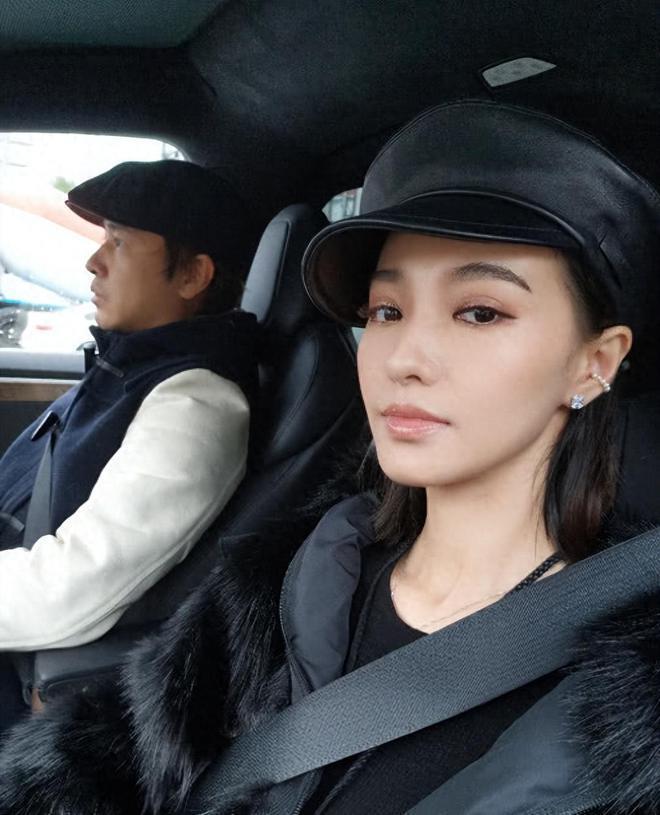 欧弟深夜买醉，蹲路边抱柱子显凄惨，前妻刚被拍与小鲜肉暧昧