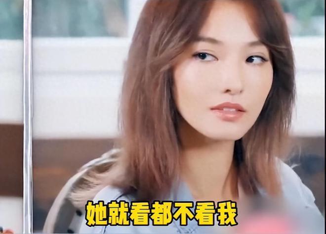 欧弟深夜买醉，蹲路边抱柱子显凄惨，前妻刚被拍与小鲜肉暧昧