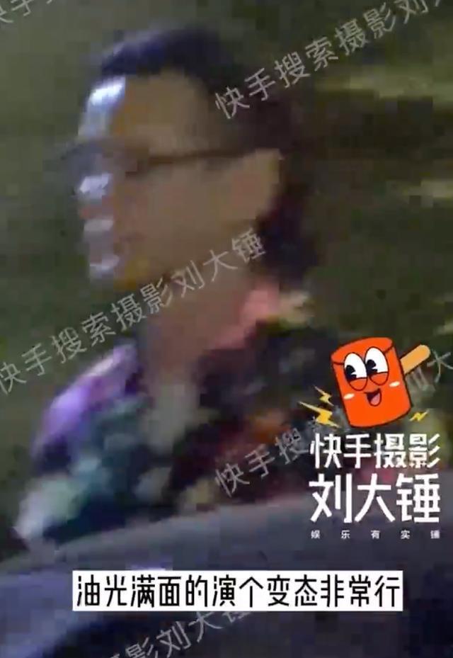 吴彦祖与好友聚餐装扮休闲 戴黑框眼镜发际线上移明显