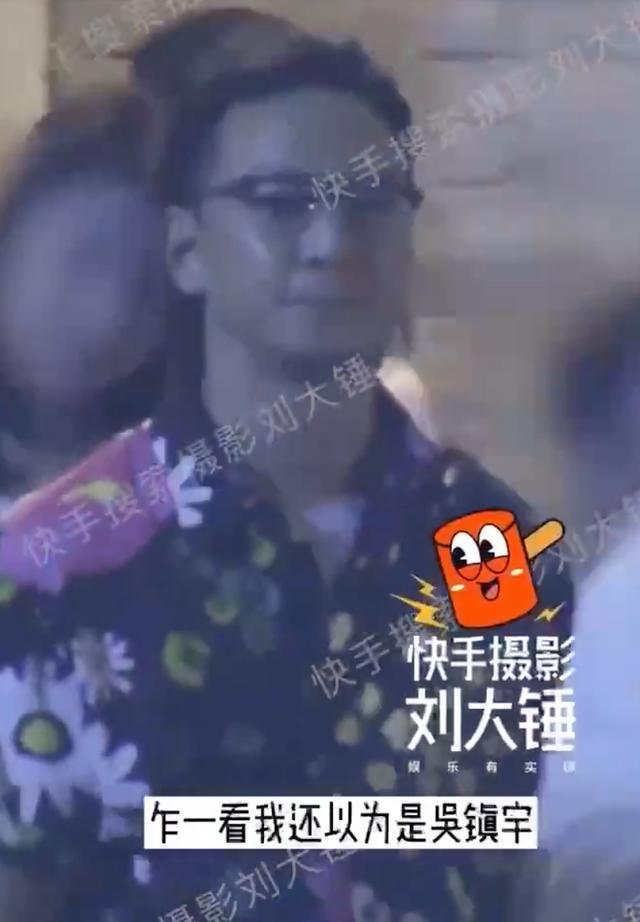 吴彦祖与好友聚餐装扮休闲 戴黑框眼镜发际线上移明显