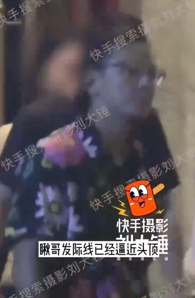 吴彦祖与好友聚餐装扮休闲 戴黑框眼镜发际线上移明显