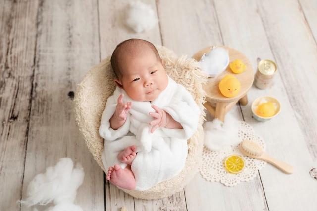 马国贤晒全家福庆祝儿子满月 回忆妻子生产过程充满爱