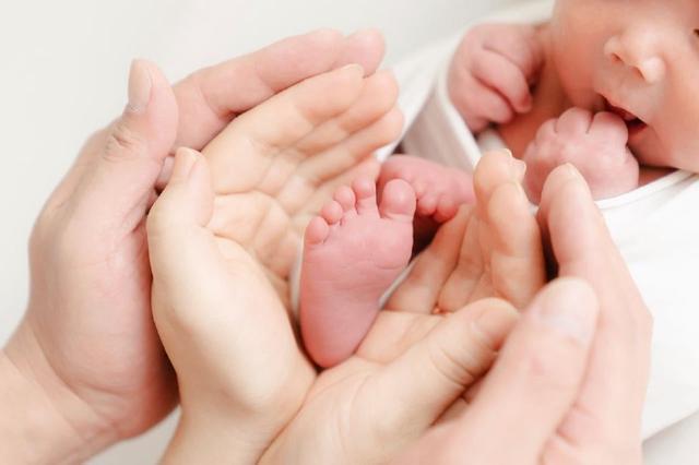 马国贤晒全家福庆祝儿子满月 回忆妻子生产过程充满爱