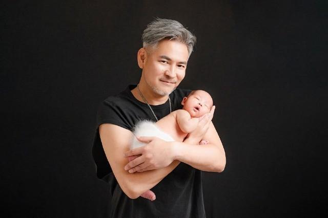 马国贤晒全家福庆祝儿子满月 回忆妻子生产过程充满爱