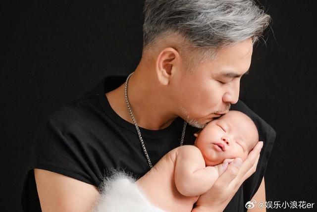 马国贤晒全家福庆祝儿子满月 回忆妻子生产过程充满爱