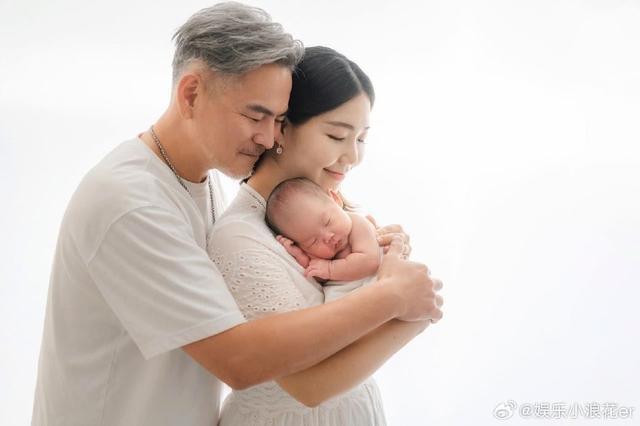 马国贤晒全家福庆祝儿子满月 回忆妻子生产过程充满爱