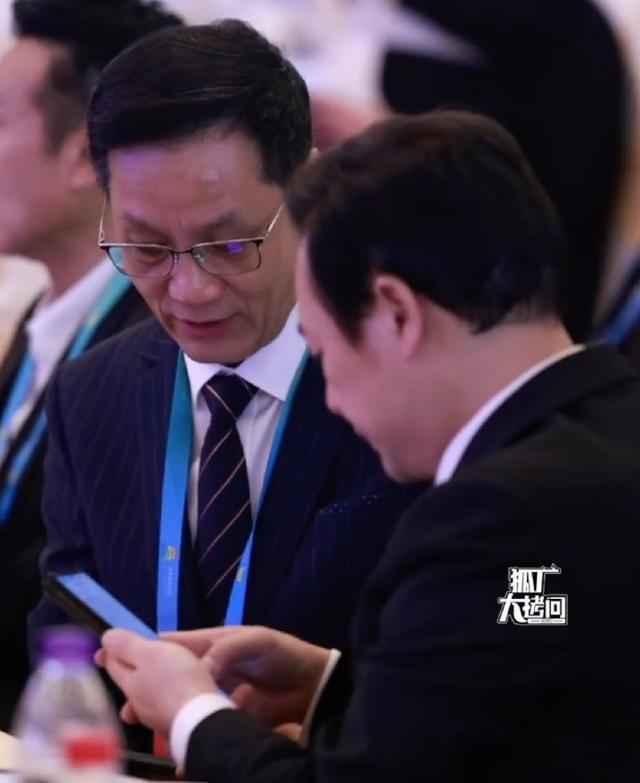 张颂文冯远征出席论坛会 两人聊天互加好友状态好