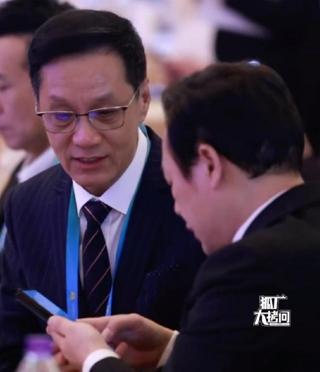 张颂文冯远征出席论坛会 两人聊天互加好友状态好