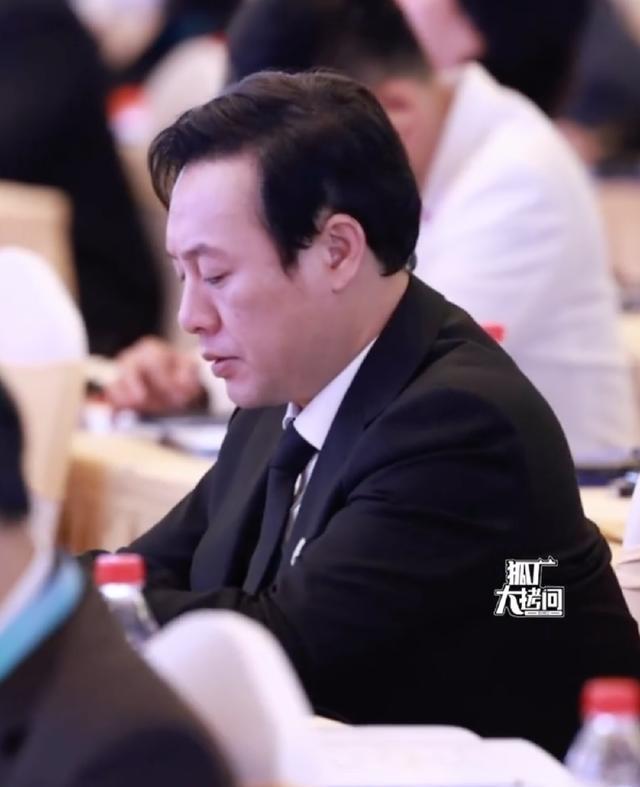 张颂文冯远征出席论坛会 两人聊天互加好友状态好