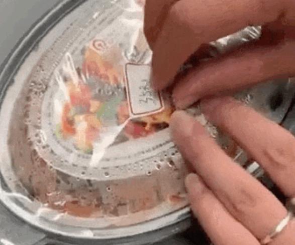 乘客坐高铁花35元买“肉沫豆腐”，却发现15元标价被贴纸偷偷盖住！12306回应了……