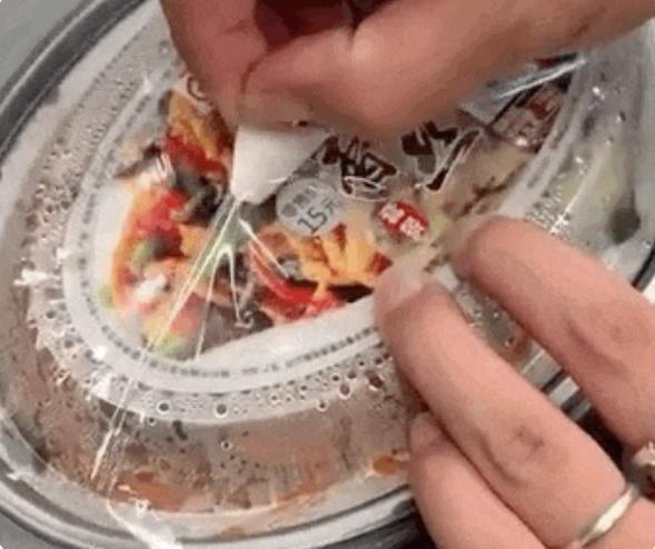 乘客坐高铁花35元买“肉沫豆腐”，却发现15元标价被贴纸偷偷盖住！12306回应了……