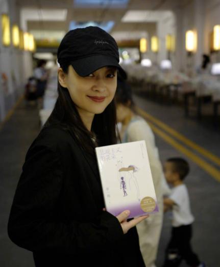 梅婷现身南京游玩，气质出众颜值依旧，出道多年仍美丽