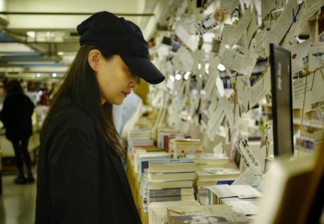 梅婷现身南京游玩，气质出众颜值依旧，出道多年仍美丽