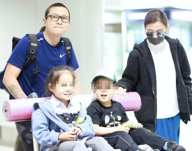 梅婷现身南京游玩，气质出众颜值依旧，出道多年仍美丽