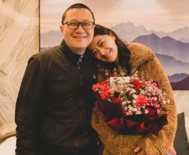 梅婷现身南京游玩，气质出众颜值依旧，出道多年仍美丽