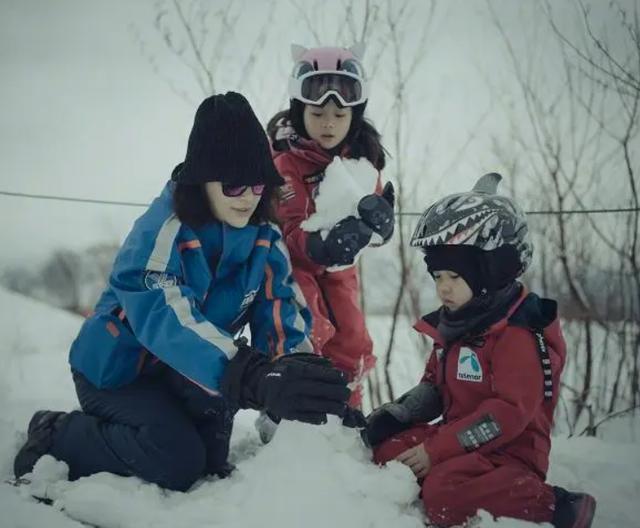 梅婷现身南京游玩，气质出众颜值依旧，出道多年仍美丽