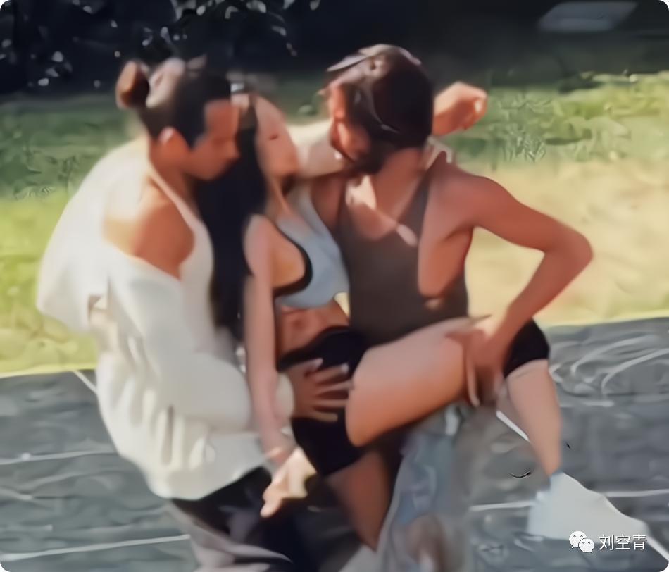 这个瓜，她彻底不装了？